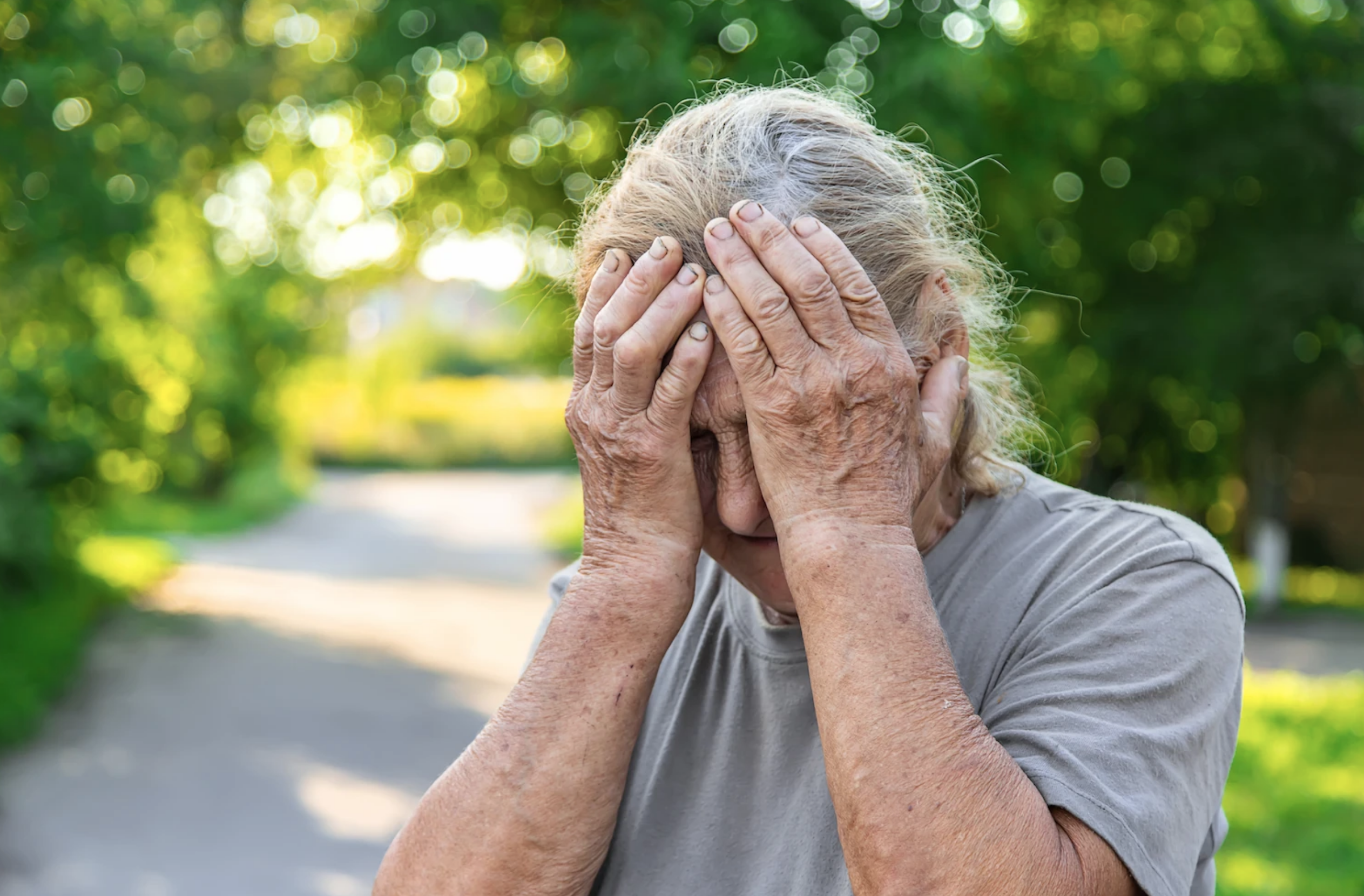Fumar, soledad y sedentarismo: factores que aumentan riesgo de demencia